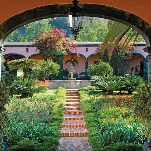 Сад в испанском стиле